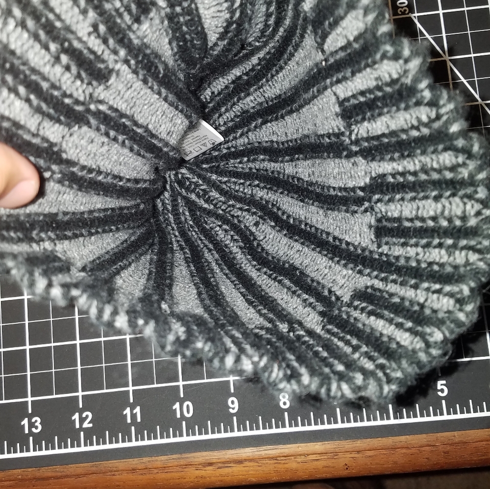 Black and grey beanie - Picture 1 of 5